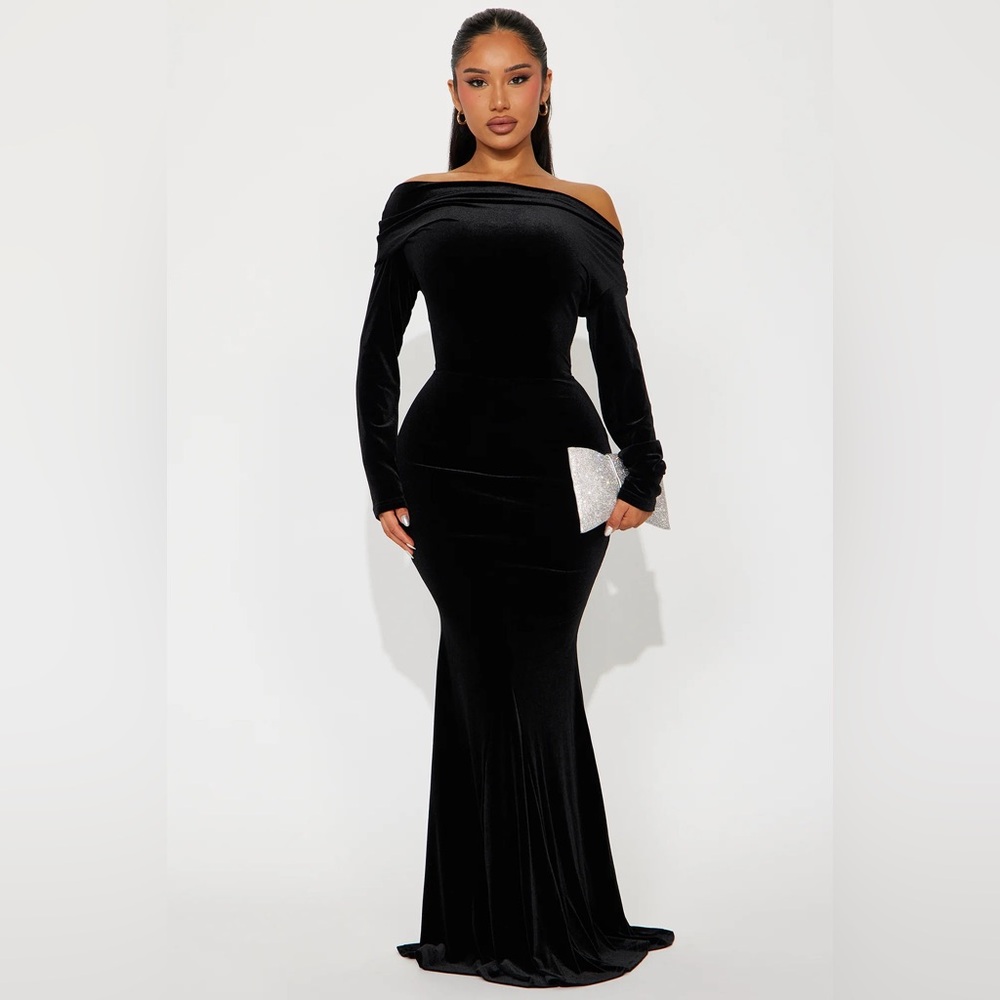 Fashion Nova Black Velvet Long Sleeve Gown